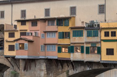 FLORENCE, ITALY - 28 EKİM 2018: Arno Nehri üzerindeki Ponte Vecchio köprüsünün güzel manzarası 