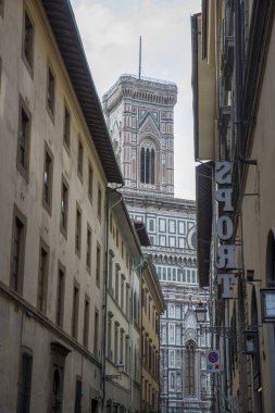 FLORENCE, İTALYA - 28 Ekim 2018: Floransa Katedrali, resmi adıyla Cattedrale di Santa Maria del Fiore, bir caddenin altında görünüyor