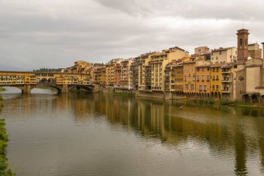FLORENCE, ITALY - 28 EKİM 2018: Arno Nehri üzerindeki Ponte Vecchio köprüsünün güzel manzarası 