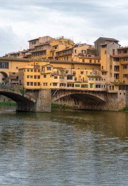 FLORENCE, ITALY - 28 EKİM 2018: Arno Nehri üzerindeki Ponte Vecchio köprüsünün güzel manzarası 