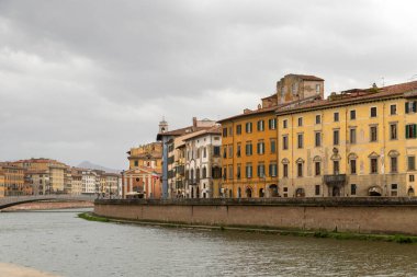 PISA, ITALY - 29 Ekim 2018: Arno Nehri üzerindeki 