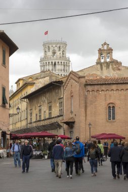 PISA, İtalya - 29 Ekim 2018: Eğik Pisa Kulesi veya serbest çan kulesi, İtalya 'nın Pisa kentinin katedrali.