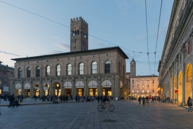 BOLOGNA, İtalya - 30 Ekim 2018: Ana Meydan ve Kral Enzo Sarayı