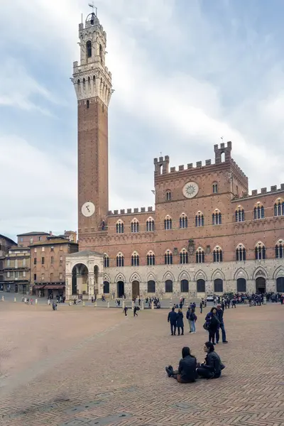 SIENA, ITALY - 27 Ekim 2018: Piazza del Campo (Campo Meydanı) ve Mangia Kulesi (Torre del Mangia) 