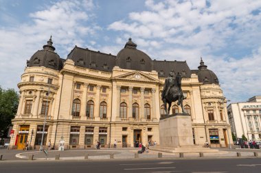 BUCHAREST, ROMANIA - 2 Haziran 2018: Bükreş Merkez Üniversitesi Kütüphanesi. Carol 'ın heykeliyle ön manzara