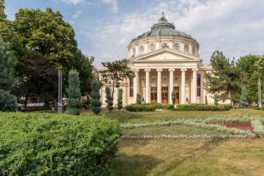 BÜKREŞ, ROMANIA - 2 Haziran 2018: Romanya Atinası Romanya 'nın başkenti Bükreş' in merkezinde yer alan ve Romanya 'nın başkentinin simgelerinden biri olan bir konser salonu..