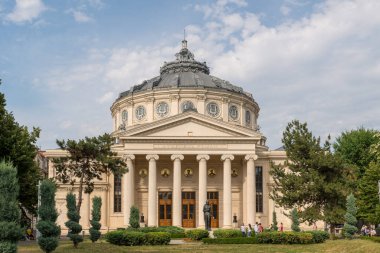 BÜKREŞ, ROMANIA - 2 Haziran 2018: Romanya Atinası Romanya 'nın başkenti Bükreş' in merkezinde yer alan ve Romanya 'nın başkentinin simgelerinden biri olan bir konser salonu..