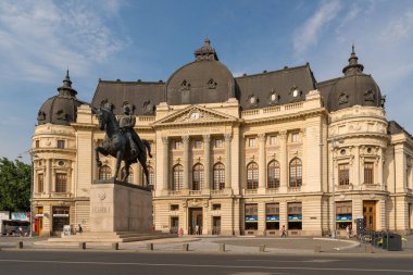 BUCHAREST, ROMANIA - 2 Haziran 2018: Bükreş Merkez Üniversitesi Kütüphanesi. Carol 'ın heykeliyle ön manzara