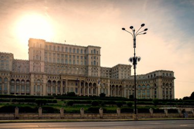 Parlamento Sarayı, dünyanın en büyük mimari yapılarından biri. Bükreş