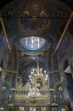 BUCHAREST, ROMANIA - 2 Haziran 2018: Curtea Veche Kilisesi Romanya 'nın başkenti Bükreş' te bir yaz gününün en eski kilisesi