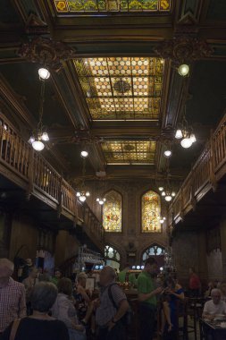 BÜKREŞ, ROMANIA - 2 Haziran 2018: Caru 'cu Bere, Romanya' nın Lipscani ilinin Stavropoleos Caddesi 'ndeki bir bar ve restoran.,