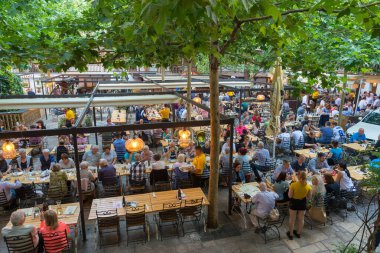 BUCHAREST, ROMANIA - 2 Haziran 2018: Hanul lui Manuc 'un (Manuc' s Inn) iç avlusu. Popüler bir Romen restoranı, Eski şehir, Bükreş, Romanya.
