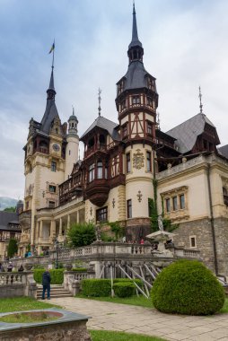SINAIA, ROMANIA - 3 Haziran 2018: Romanya 'nın Sinaia kentindeki Peles Kalesi 