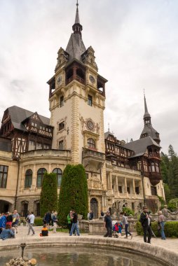 SINAIA, ROMANIA - 3 Haziran 1018: Romanya 'nın Sinaia kentindeki Peles Kalesi 