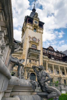 SINAIA, ROMANIA - 3 Haziran 2018: Romanya 'nın Sinaia kentindeki Peles Kalesi 