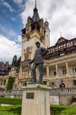 SINAIA, ROMANIA - 3 Haziran 1018: Romanya 'dan I. Carol' un Heykeli, Peles Kalesi, Sinaia, Romanya