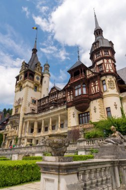 SINAIA, ROMANIA - 3 Haziran 2018: Romanya 'nın Sinaia kentindeki Peles Kalesi 