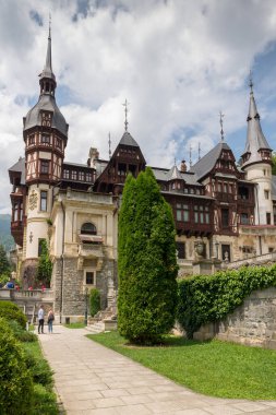 SINAIA, ROMANIA - 3 Haziran 2018: Romanya 'nın Sinaia kentindeki Peles Kalesi 