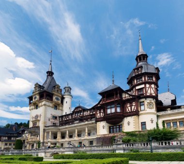 SINAIA, ROMANIA - 3 Haziran 1018: Romanya 'nın Sinaia kentindeki Peles Kalesi 