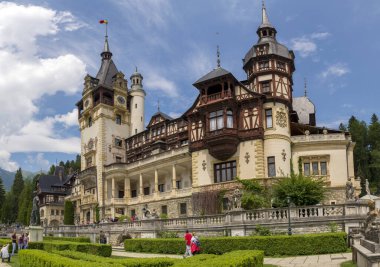 SINAIA, ROMANIA - 3 Haziran 2018: Romanya 'nın Sinaia kentindeki Peles Kalesi. Panoramik görünüm