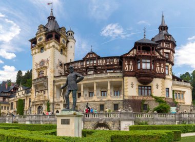 SINAIA, ROMANIA - 3 Haziran 2018: Romanya 'nın Sinaia kentindeki Peles Kalesi 