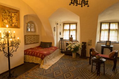 BRAN, ROMANIA - 3 Haziran 2018: Romanya 'nın Brasov İlçesindeki Drakula Şatosu adı verilen Bran Kalesinin İçi.