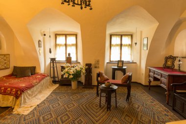 BRAN, ROMANIA - 3 Haziran 2018: Romanya 'nın Brasov İlçesindeki Drakula Şatosu adı verilen Bran Kalesinin İçi.