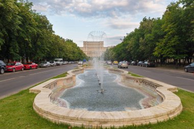 BUCHAREST, BULGARIA - 4 Haziran 2018: Önünde çeşme bulunan Bükreş Parlamentosu. Romanya