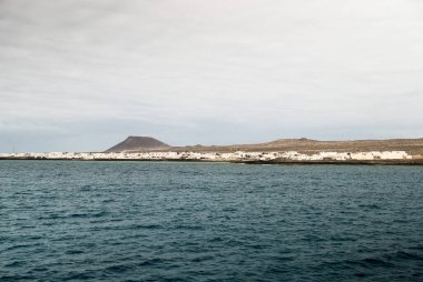 Caleta del Sebo kasabasının manzarası, La Graciosa adasında, denizden