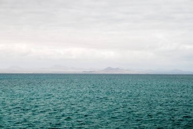 Lanzarote Kanarya Adası 'nın kuzey kıyısı Atlantik Okyanusu' ndan görünüyor.