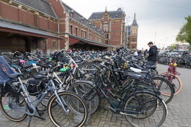 AMSTERDAM, NETHERLANDS - MAYIS, 12, 2017: Merkez tren istasyonunun yanındaki bisiklet parkı