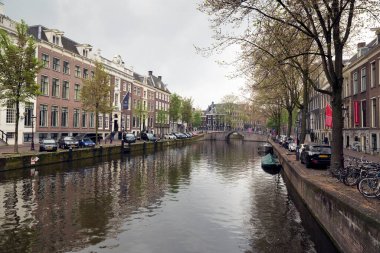 AMSTERDAM, NETHERLANDS - 13 MAYIS 2017: Bulutlu bir bahar gününde şehir