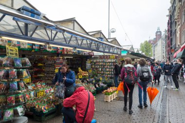 AMSTERDAM, NETHERLANDS - 13 Mayıs 2017: Bloemenmarkt dünyanın yüzen tek çiçek pazarı. 1862 'de Amsterdam' da Muntplein ve Koningsplein arasındaki Singel 'de kurulmuştur.