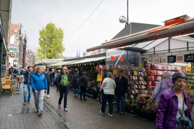 AMSTERDAM, NETHERLANDS - 13 Mayıs 2017: Bloemenmarkt dünyanın yüzen tek çiçek pazarı. 1862 'de Amsterdam' da Muntplein ve Koningsplein arasındaki Singel 'de kurulmuştur.