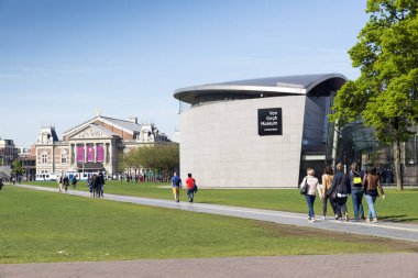 AMSTERDAM, NETHERLANDS - 15 Mayıs 2017: Van Gogh Müzesi Vincent van Gogh 'un çalışmalarına adanmış bir müzedir. Müze meydanı, Stedelijk Müzesi, Rijksmuseum ve Concertgebouw yakınlarında yer alır. 