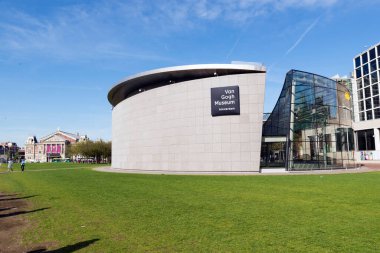 AMSTERDAM, NETHERLANDS - 15 Mayıs 2017: Van Gogh Müzesi Vincent van Gogh 'un çalışmalarına adanmış bir müzedir. Müze meydanı, Stedelijk Müzesi, Rijksmuseum ve Concertgebouw yakınlarında yer alır. 