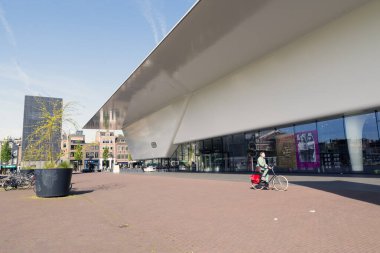 AMSTERDAM, NETHERLANDS - 15 Mayıs 2017: Van Gogh Müzesi Vincent van Gogh 'un çalışmalarına adanmış bir müzedir. Müze meydanı, Stedelijk Müzesi, Rijksmuseum ve Concertgebouw yakınlarında yer alır. 