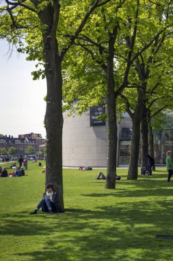 AMSTERDAM, NETHERLANDS - 15 Mayıs 2017: Van Gogh Müzesi Vincent van Gogh 'un çalışmalarına adanmış bir müzedir. Müze meydanı, Stedelijk Müzesi, Rijksmuseum ve Concertgebouw yakınlarında yer alır. 