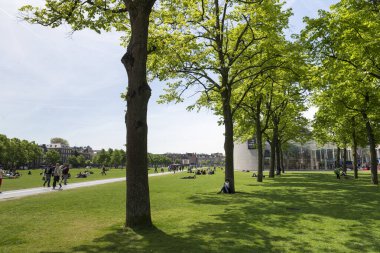 AMSTERDAM, NETHERLANDS - 15 Mayıs 2017: Bir bahar sabahı Van Gogh müzesi ile Rijksmuseum arasında bahçeler