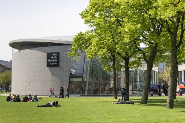 AMSTERDAM, NETHERLANDS - 15 Mayıs 2017: Van Gogh Müzesi Vincent van Gogh 'un çalışmalarına adanmış bir müzedir. Müze meydanı, Stedelijk Müzesi, Rijksmuseum ve Concertgebouw yakınlarında yer alır. 