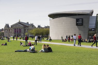 AMSTERDAM, NETHERLANDS - 15 Mayıs 2017: Van Gogh Müzesi Vincent van Gogh 'un çalışmalarına adanmış bir müzedir. Müze meydanı, Stedelijk Müzesi, Rijksmuseum ve Concertgebouw yakınlarında yer alır. 