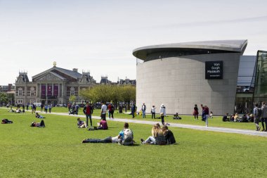 AMSTERDAM, NETHERLANDS - 15 Mayıs 2017: Van Gogh Müzesi Vincent van Gogh 'un çalışmalarına adanmış bir müzedir. Müze meydanı, Stedelijk Müzesi, Rijksmuseum ve Concertgebouw yakınlarında yer alır. 