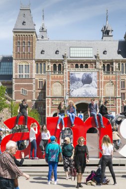 AMSTERDAM, NETHERLANDS - 15 Mayıs 2017: bir sunum, bir slogan, bir hoş geldin ifadesi, bir görsel ikon... Ben, şehrin ve sakinlerinin sloganı haline gelen kelimelerin ustaca yazılmış bir oyunudur..