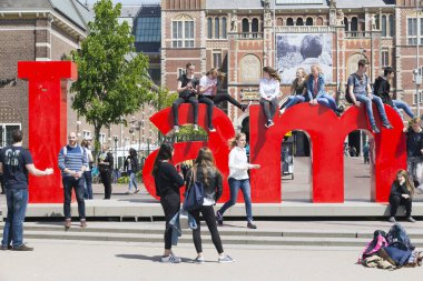 AMSTERDAM, NETHERLANDS - 15 Mayıs 2017: bir sunum, bir slogan, bir hoş geldin ifadesi, bir görsel ikon... Ben, şehrin ve sakinlerinin sloganı haline gelen kelimelerin ustaca yazılmış bir oyunudur..