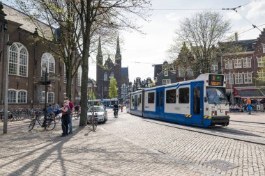AMSTERDAM, NETHERLANDS - 15 Mayıs 2017: Spui Amsterdam 'ın merkezinde bir meydan. Spui, 1420 yılına kadar şehrin güney sınırını oluşturan bir su kütlesi.