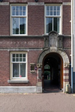 AMSTERDAM, NETHERLANDS - 15 Mayıs 2017: The Begijnhof Amsterdam 'ın en eski iç mahkemelerinden biridir. Çoğunlukla özel konutlar olmak üzere bir grup tarihi bina bu konutun merkezinde yer alıyor..