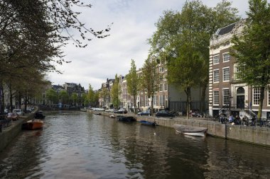 AMSTERDAM, NETHERLANDS - 15 Mayıs 2017: Bulutlu bir bahar gününde şehir 