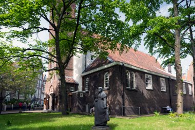AMSTERDAM, NETHERLANDS - 15 Mayıs 2017: The Begijnhof Amsterdam 'ın en eski iç mahkemelerinden biridir. Çoğunlukla özel konutlar olmak üzere bir grup tarihi bina bu konutun merkezinde yer alıyor..