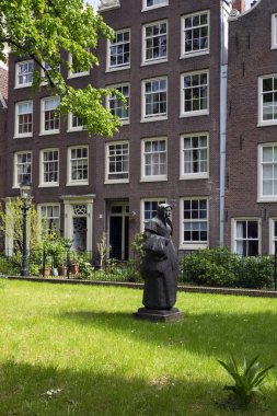 AMSTERDAM, NETHERLANDS - 15 Mayıs 2017: The Begijnhof Amsterdam 'ın en eski iç mahkemelerinden biridir. Çoğunlukla özel konutlar olmak üzere bir grup tarihi bina bu konutun merkezinde yer alıyor..