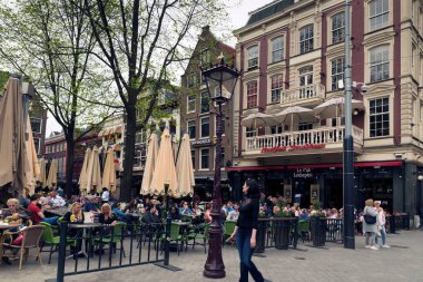 AMSTERDAM, NETHERLANDS - 15 Mayıs 2017: Bulutlu bir bahar gününde şehir 